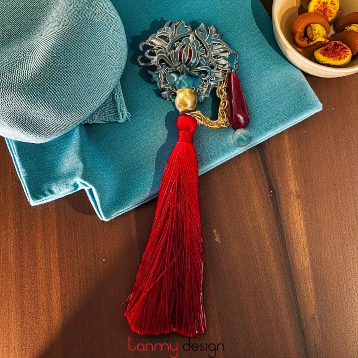 Cài áo kim loại , tua rua đỏ đô, đá mã não đỏ